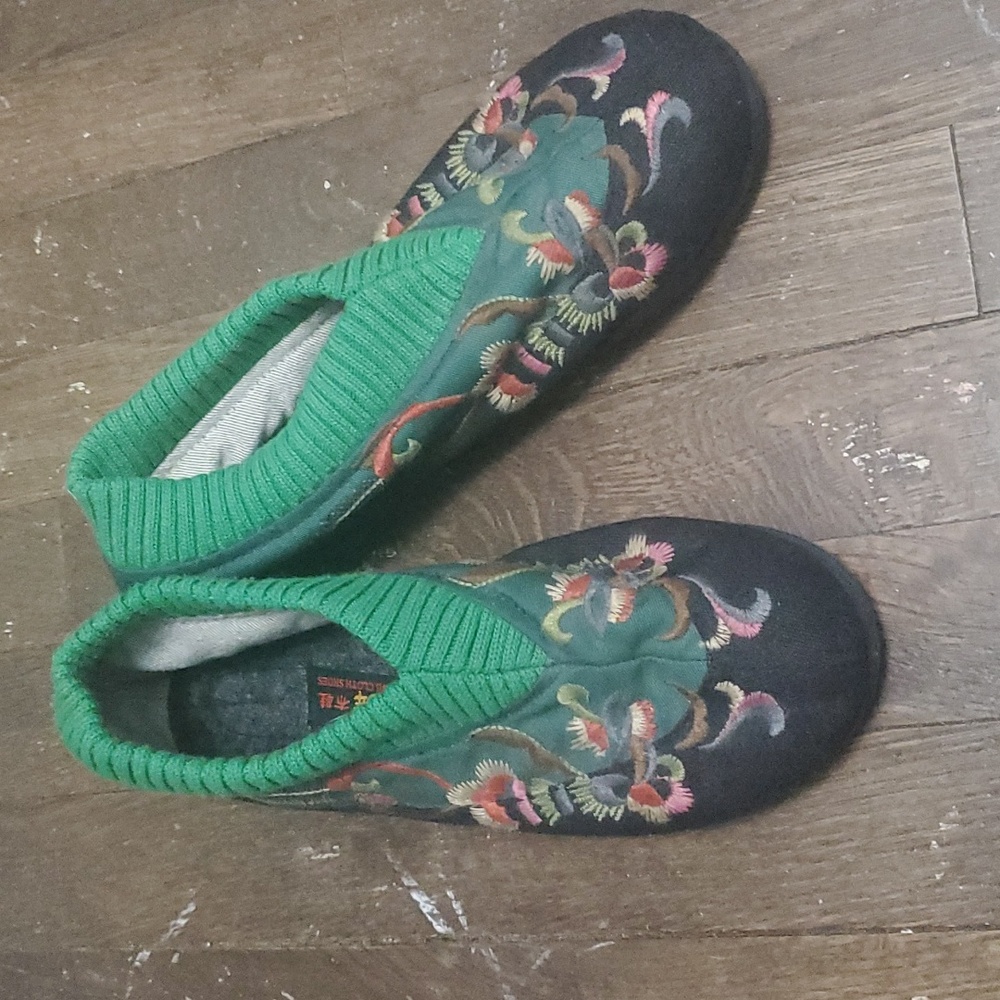 NWOT Chinese embroidery slippers.